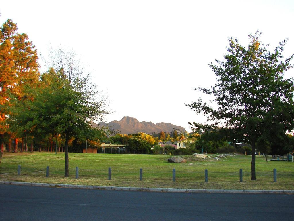 Eikepark Self Catering Apartment Stellenbosch Bagian luar foto